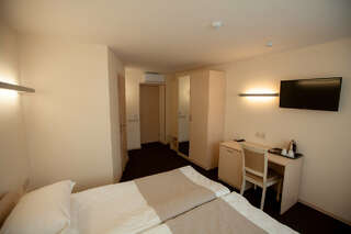 Гостиница Уют Клинцы Улучшенный номер с кроватью размера «king-size» или 2 отдельными кроватями-1